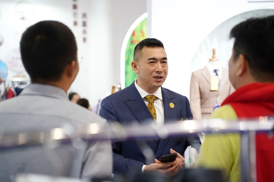 立泰校服品牌名企·備受矚目.jpg 立泰校服品牌名企·備受矚目.jpg