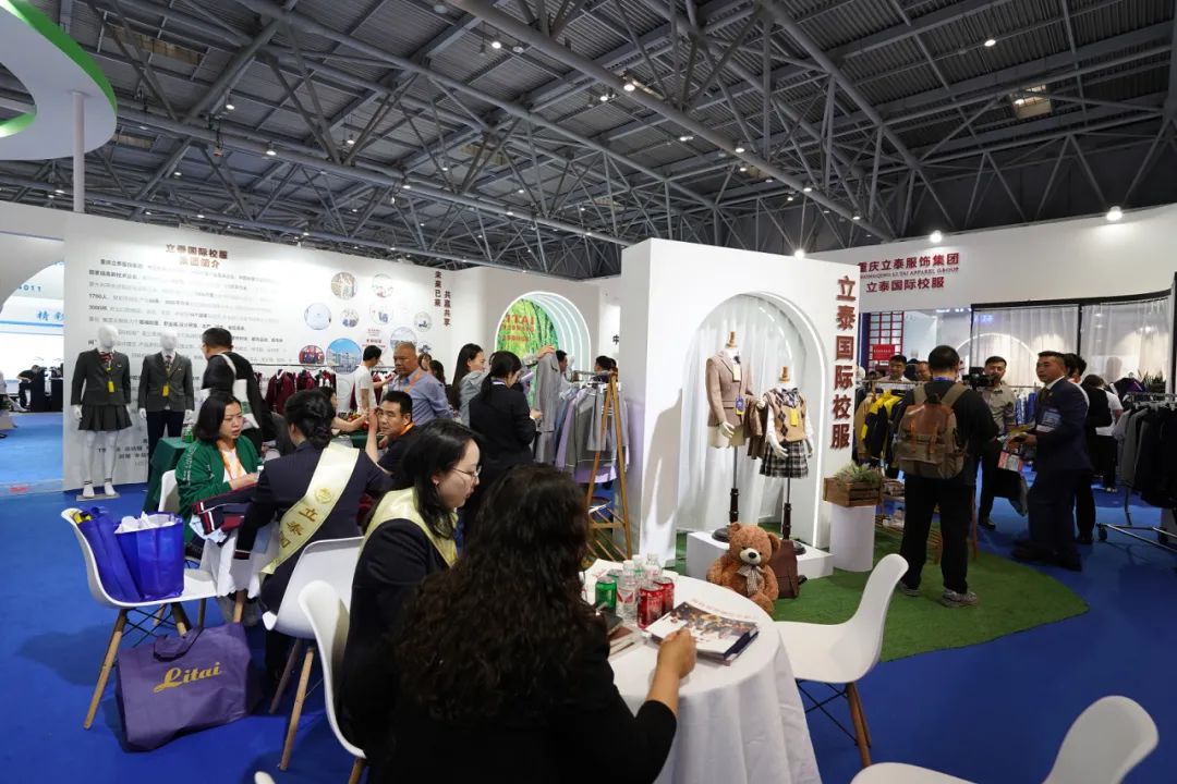 立泰校服品牌名企·備受矚目2.jpg 立泰校服品牌名企·備受矚目2.jpg