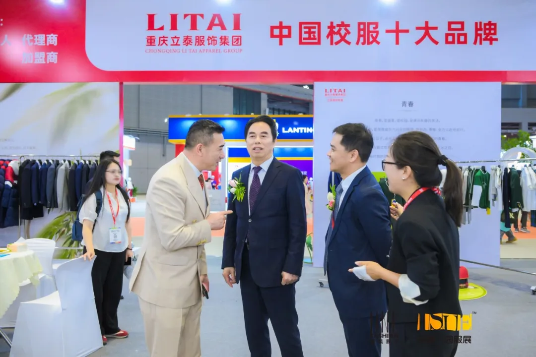 立泰服飾集團董事長和領導企洽談.jpg 立泰服飾集團董事長和領導企洽談.jpg