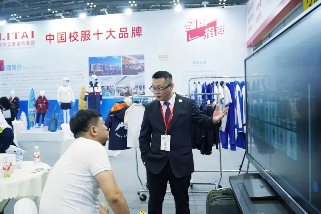 立泰現場演示講解智能設計系統.jpg 立泰現場演示講解智能設計系統.jpg