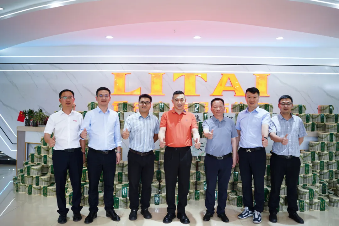 安岳縣政協領導和立泰集團董事長合影.jpg 安岳縣政協領導和立泰集團董事長合影.jpg